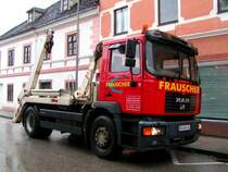 MAN mit Aufbau f�r Schuttcontainer; 080429