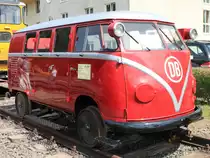 Von diesen VW T1 Draisinen wurden 1955 30 St�ck f�r die Deutsche Bundesbahn gebaut (Klv 20-5001 bis Klv 20-5030). Nur noch 7 dieser sch�nen Fahrzeuge sind erhalten geblieben. Angetrieben von einem 24PS Benziner Boxermotor konnte das Fahrzeug mit 50 km/h bis zu 7 Personen transportieren. Zu sehen war dieses Schmuckst�ck beim Bahnhoffest am 03.07.2011 in Walheim, das von den Eisenbahnfreunden Grenzland veranstaltet wurde.