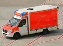 Feuerwehrfahrzeug  83/3  ~ Rettungswagen (D-US 1833), EDDL-DUS, D�sseldorf, 29.04.2011, Germany 

