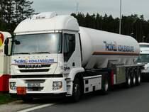 Iveco Stralis 360 Tanksattelzug  Dahm  auf der Rastanlage Kammersteiner Land an der A6. Im Tank befindet sich laut Gefahrentafel flssiges tiefgekhltes Kohlenstoffdioxid. 02.06.2011