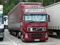 Volvo FH 440  Huhtala  aus Finnland auf der Rastanlage N�rnberg/Feucht an der A9, 02.06.2011