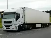 Iveco Stralis 500 mit K�hlauflieger aus Spanien auf der Rastanlage Kammersteiner Land an der A6, 02.06.2011