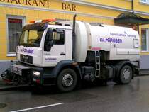 MAN-LE18.220 b�rstet den aufgefr�sten Asphalt auf; 080429