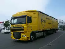 DAF XF-Sattelzug,am 08.Juni 2011,am Baumarkt von Bergen/R�gen.
