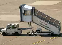 Schlepper  01  mit Fluggasttreppe  19 , EDDL-DUS, D�sseldorf, 26.09.2008, Germany 

