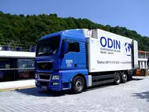 MAN TGX26.440 von ODIN beliefert in Passau das Kreuzfahrtschiff  Belvedere ;110716