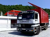 ACTROS 2540 incl. Abrollcontainer von AREG wird in Passau mit M�ll vom Kreuzfahrtschiff Belvedere beladen;110716
