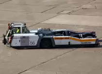 Flugzeugschlepper  56  = Goldhofer AST-3, Lufthansa-LEOS, EDDL-DUS, D�sseldorf, 21.11.2010, Germany 

