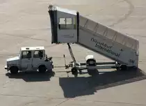 Fluggasttreppe  58  m. Schlepper  11 , EDDL-DUS, D�sseldorf, 24.05.2009, Germany 

