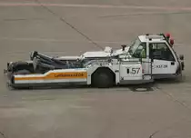 Flugzeugschlepper  57  = Goldhofer AST-2, Lufthansa-LEOS, EDDL-DUS, D�sseldorf, 17.03.2009, Germany 

