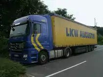 Dieser Mercedes-Sattelzug wollte sich scheinbar,am 13.Juli 2011,in Bergen/R�gen verstecken.