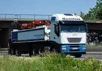 Iveco Stralis 540 Sattel mit Ladekran,  Baustoff Nowotnik , auf der A61 bei Miel - 28.06.2011