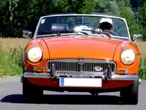 MG-B; Baujahr 1973 tourt von einer zur anderen Oldtimerveranstaltung;110714