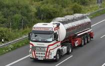 Volvo Tanksattelzug, auf der A2, bei Lehrte am 21.07.2011.