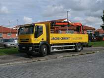 Noch neu ist dieser IVECO im Bestand eines Baustoffhandels,den ich,am 26.Juli 2011,vor einem Supermarkt in Bergen/Rgen fotografierte.