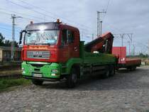 Dieser MAN-Hngerzug stand,am 26.Juli 2011,auf der Ladestrae am Bahnhof von Bergen/Rgen.