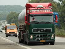 Volvo FH mit Tankauflieger am 26.07.2011 auf der A4 kurz vor der Niederlndischen Grenze.