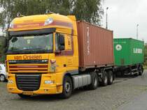 DAF XF mit Combitrailer am 26.07.2011 am Aachener Westbahnhof. Der Combitrailer ist besonders in den Niederlanden verbreitet und hat den Vorteil, das man zwei 20 Fu Container mit einen Auflieger fahren und an einer Rampe ausladen kann. Man kann den Combitrailer trennen. Der erste Teil ist ein Sattelanhnger (roter Container) an dem ein zweites Fahrzeug (grner Container) fest angehngt werden kann. Dazu werden die vorderen Achsen des Trailers abgesenkt und vom hinteren Teil getrennt. Mit dem roten Container fhrt der Fahrer an die Rampe, ld aus, hngt den grnen Container wieder an und fhrt damit an die Rampe. In Deutschland braucht man fr den Combitrailer eine Ausnahmegenehmigung weil es sich Verkehrsrechtlich um zwei Anhnger handelt.