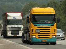 Scania R380 mit Tankauflieger vor DAF XF Hngerzug am 26.07.2011 auf der A4 kurz vor der Niederlndischen Grenze.