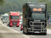 Scania R420 mit Planenauflieger und Bullenfnger am 26.07.2011 auf der A4 kurz vor der Niederlndischen Grenze.
