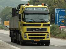Volvo FH12 mit Kastenauflieger mit Kranaufbau am 26.07.2011 auf der A4 kurz vor der Niederlndischen Grenze.