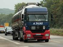 Mercedes Axor mit Siloauflieger am 26.07.2011 auf der A4 kurz vor der Niederlndischen Grenze. 