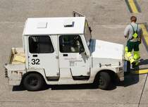 Schlepper  32 , EDDL-DUS, Dsseldorf, 15.07.2008, Germany 

