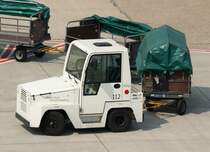 Schlepper  112  m. Gepckanhnger, DUS-Ground Handling, EDDL-DUS, Dsseldorf, 29.04.2011, Germany 

