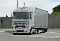 MB Actros (mit  Tarnlackierung ) auf einem Parkplatz an der A61 bei Speyer - 15.07.2011