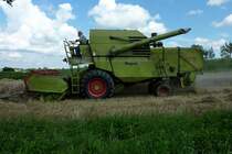 Claas Mercator 75, bei der Getreideernte in der Rheinebene, der Mhdrescher wurde gebaut von 1975-82, hat 105 PS und eine Schnittbreite von 3,60m, Juli 2011