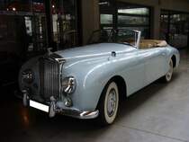 Cabriolet auf Basis des Bentley Mark VI. 1946 - 1952. Ich vermute das es sich um eine Karosserie der Firma Graber aus Bern/CH handelt. WER WEI NHERES? Motorisiert war der MK VI mit einem 6-Zylinderreihenmotor mit 4.257 cm Hubraum. Ab dem Modelljahr 1951 erhhte sich der Hubraum auf 4.566 cm. Insgesamt wurden 5.202 MK VI produziert, davon 10.12 Fahrzeuge mit Sonderkarosserien. Dsseldorfer Meilenwerk am 27.07.2011.