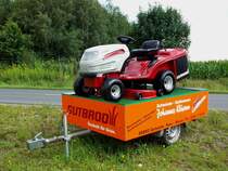 Werbeanhnger Johannes Klsener mit Rasenmher abgestellt in RE 26/07/2011