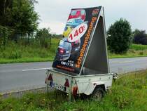 kleiner PKW Anhnger abgestellt mit WERBUNG in RE 26/07/2011