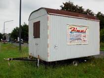 Bauwagen grau abgestellt mit WERBUNG fr Zimni in Herten 26.07.2011