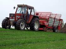 FIATAGRI 65-88DT holt mit dem Pttinger-Ladewagen Grnschnitt von den hgeligen Mhlviertler Wiesen;101026