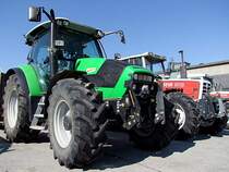 DEUTZ-FAHR Agrotron K410 possiert neben einigen STEYR-Traktoren;110607