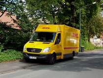 Mercedes Sprinter mit Kastenaufbau DHL in Herten 22/07/2011