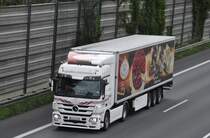 Mercedes Actros Khlkoffer Sattelzug auf der A2 bei Lehrte am 21.7.2011.