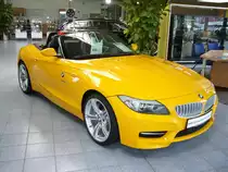 BMW Z4 sdrive 35 is. 2011. Dieser Roadster in der peppigen Farbe atacamagelb, wartet bei einem BMW H�ndler auf einen K�ufer. Die Motorleistung spricht f�r sich: 340 PS aus 2.979 cm� Hubraum. M�lheim an der Ruhr 31.07.2011.