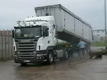 Bevor es,am 25.Juli 2011,in den wohlverdienten Feierabend ging,mu�te dieser SCANIA-Kipper in Bergen/R�gen noch gereinigt werden