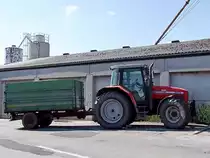 MF-6270 PowerControl wartet mit seinem beladenen Gespann, um auf die Br�ckewaagen fahren zu k�nnen;110727