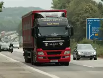 3achser MAN mit Planenaufglieger am 26.07.2011 auf der A4 kurz vor der Niederl�ndischen Grenze.