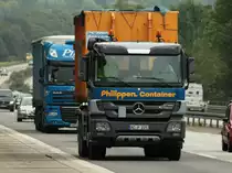 Mercedes Actros mit Containeraufbau am 26.07.2011 auf der A4 kurz vor der Niederl�ndischen Grenze.