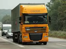 3achser DAF XF mit anhobener Liftachse und Auflieger am 26.07.2011 auf der A4 kurz vor der Niederl�ndischen Grenze.
