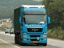 MAN mit 40 Fu� Container auf dem Auflieger am 26.07.2011 auf der A4 kurz vor der Niederl�ndischen Grenze.