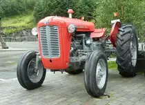 MF 35 steht vor einem Museum im Setesdal/Norwegen, Juli 2011