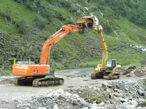 Hitachi und CAT mit zusammengestellten Schaufeln in S�dnorwegen, Juli 2011