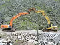 Hitachi und CAT mit zusammengestellten Schaufeln in S�dnorwegen, Juli 2011