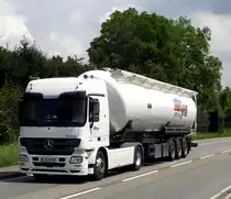 Ein Mercedes Benz Actros mit Silo H�nger am 28.07.11 in Neckargem�nd 