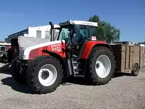 STEYR 9125 steht mit dem kleinen Viehtransporth�nger vor der FIH-Versteigerungshalle;110607